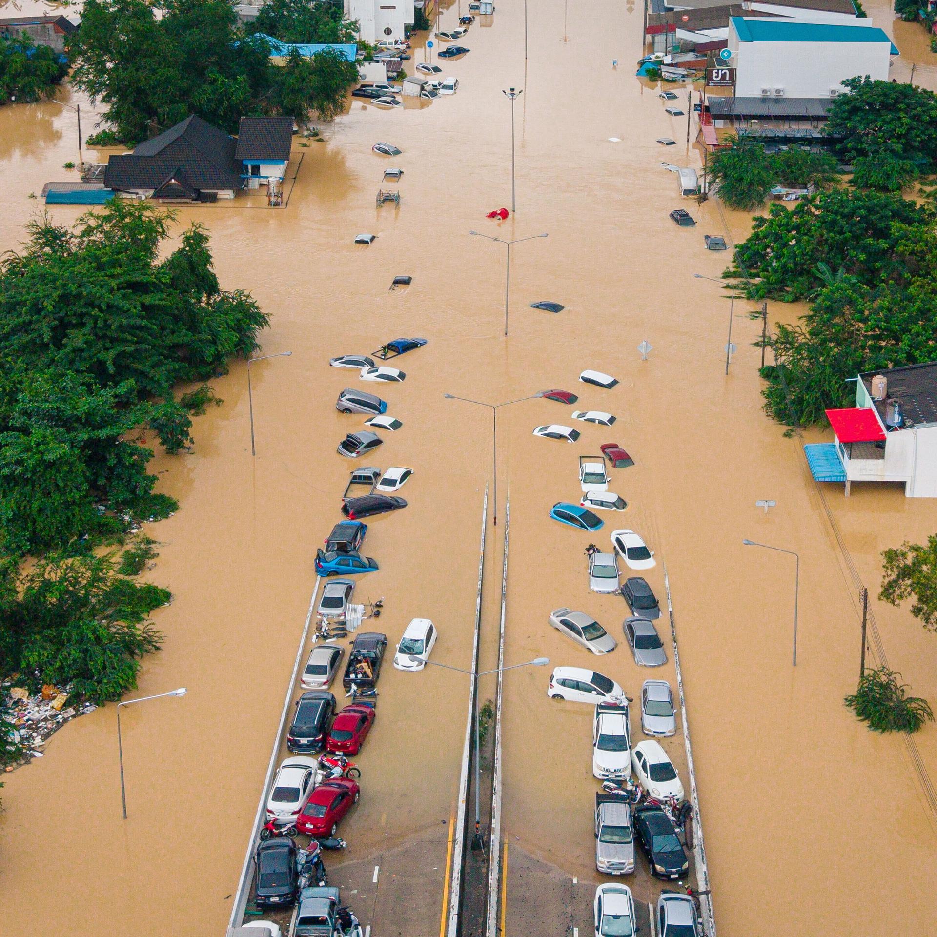 Thailand, Songkhla: Autos und Häuser stehen in der Provinz Songkhla im Süden Thailands unter Wasser.