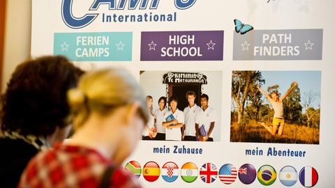 Zwei Frauen informieren sich an einem Stand auf der Schüler-Austausch-Messe über ein Auslandsjahr Zwei Frauen informieren sich an einem Stand auf der Schüler-Austausch-Messe über ein Auslandsjahr