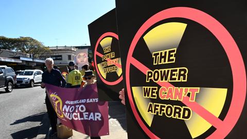 Menschen im australischen Brisbane protestieren gegen Pläne der Liberal National Party die Atomenergie in Australien einzuführen.