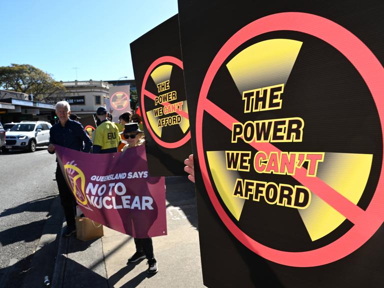 Menschen im australischen Brisbane protestieren gegen Pläne der Liberal National Party die Atomenergie in Australien einzuführen.