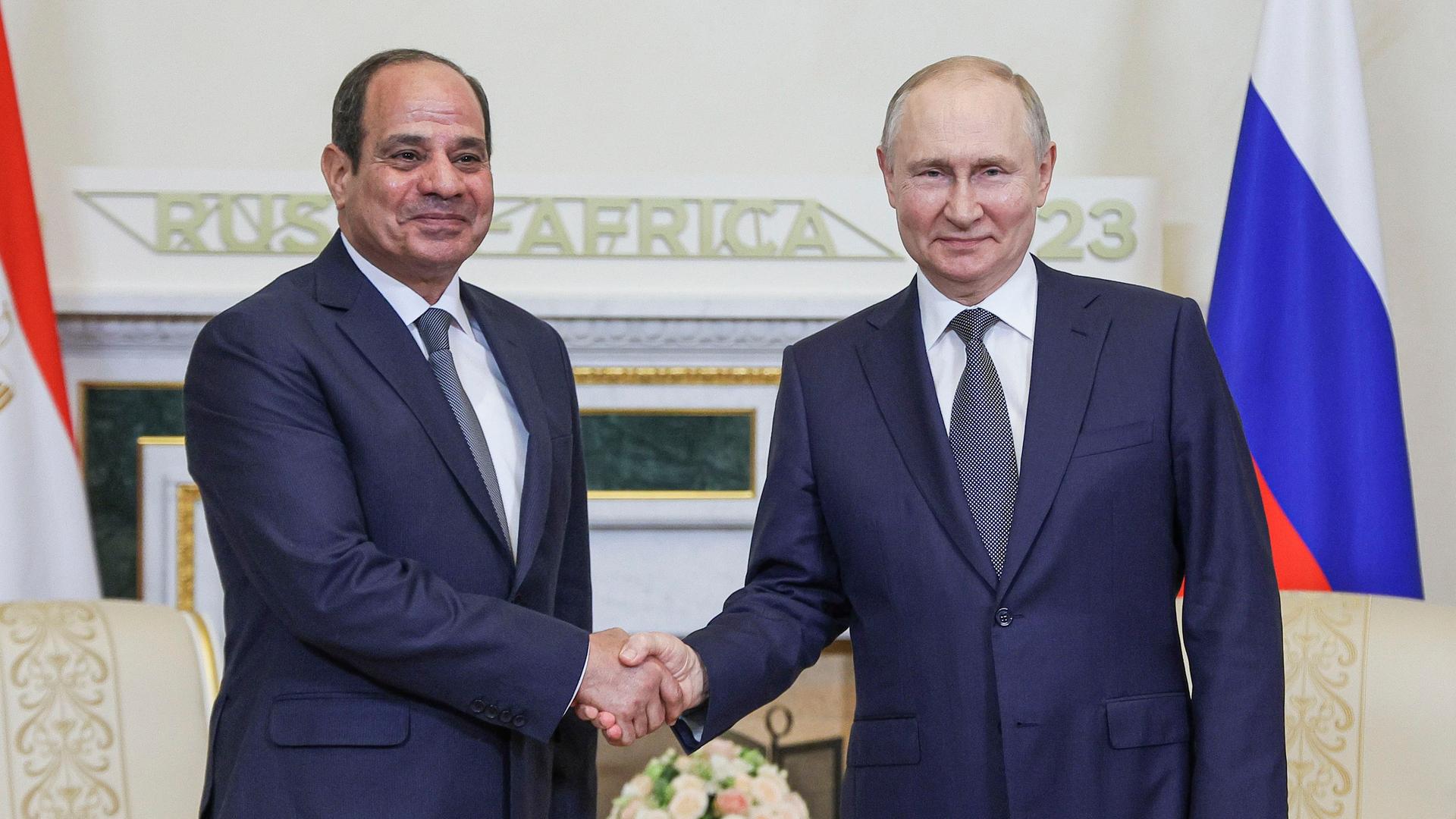 St. Petersburg: Wladimir Putin (r), Präsident von Russland, und Abd al-Fattah as-Sisi, Präsident von Ãgypten, treffen sich im Konstantinpalast am Rande des Russland-Afrika-Gipfels. Sie reichen sich die Hände. St. Petersburg: Wladimir Putin (r), Präsident von Russland, und Abd al-Fattah as-Sisi, Präsident von Ãgypten, treffen sich im Konstantinpalast am Rande des Russland-Afrika-Gipfels. Sie reichen sich die Hände.