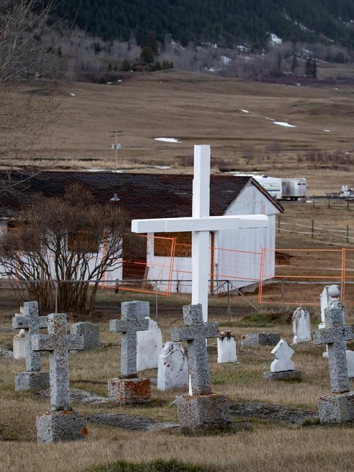 Das Foto zeigt den heutigen Friedhof der ehemaligen St. Joseph's Indian Residential School in Williams Lake, einem kleinen Ort, etwa 300 Kilometer nördlich vom kanadischen Vancouver. Das Foto zeigt den heutigen Friedhof der ehemaligen St. Joseph's Indian Residential School in Williams Lake, einem kleinen Ort, etwa 300 Kilometer nördlich vom kanadischen Vancouver.
