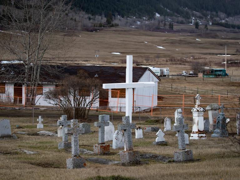 Das Foto zeigt den heutigen Friedhof der ehemaligen St. Joseph's Indian Residential School in Williams Lake, einem kleinen Ort, etwa 300 Kilometer nördlich vom kanadischen Vancouver. Das Foto zeigt den heutigen Friedhof der ehemaligen St. Joseph's Indian Residential School in Williams Lake, einem kleinen Ort, etwa 300 Kilometer nördlich vom kanadischen Vancouver.