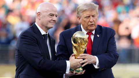 FIFA-Präsident Gianni Infantino und US-Präsident Donald Trump halten den goldenen WM-Pokal in den Händen, kurz vor der Siegerehrung im Finale am 19. Juli 2026 im New Yorker New Jersey Stadion