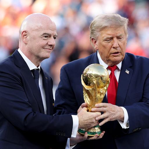 FIFA-Präsident Gianni Infantino und US-Präsident Donald Trump halten den goldenen WM-Pokal in den Händen, kurz vor der Siegerehrung im Finale am 19. Juli 2026 im New Yorker New Jersey Stadion