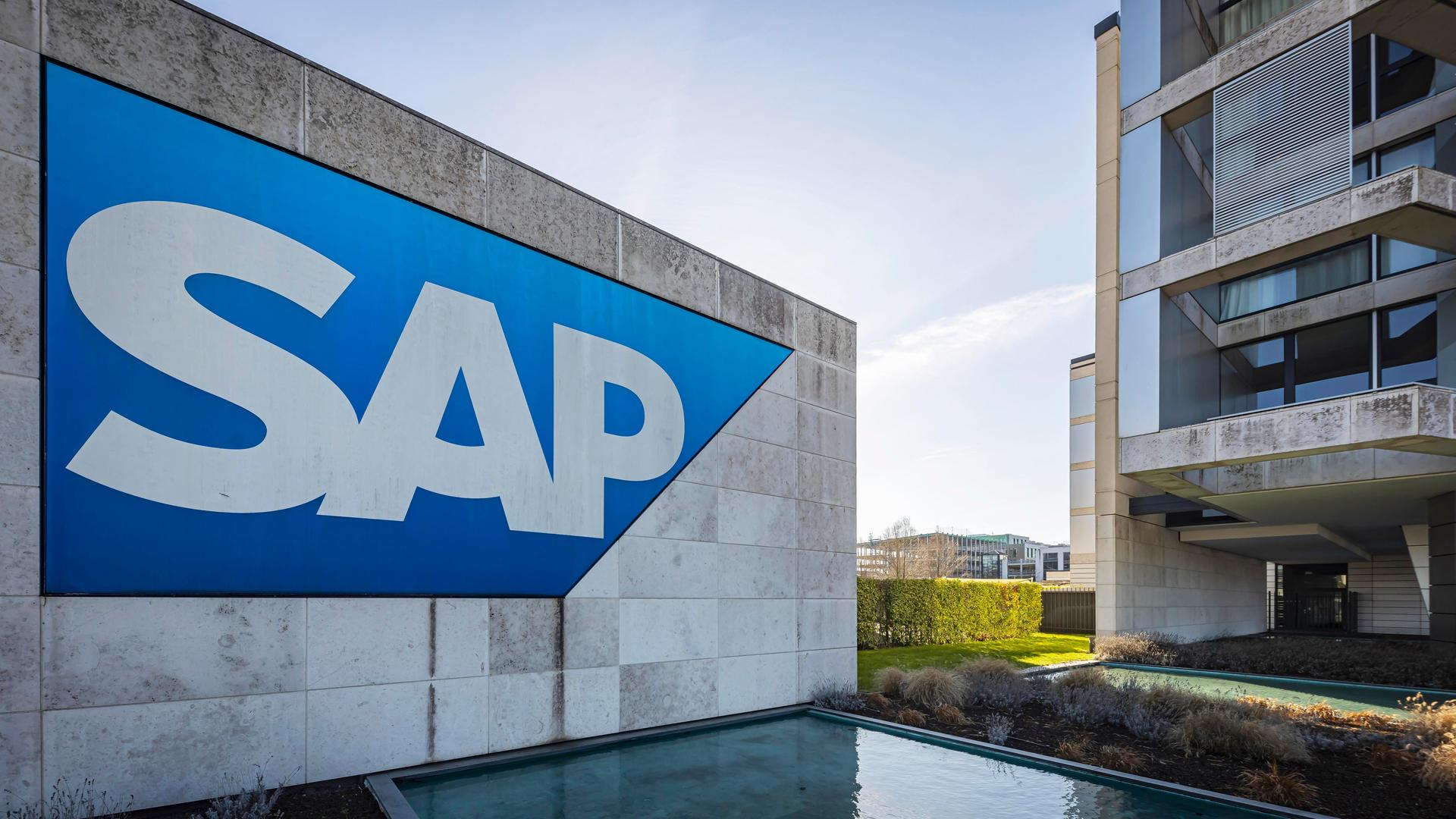 Logo und Gebäude des Softwarekonzerns SAP.