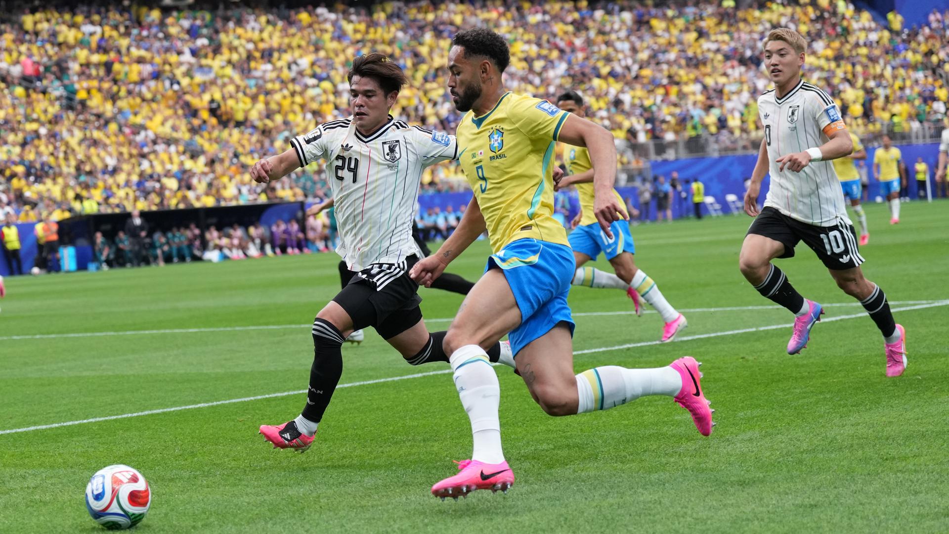 Der Japaner Kaishu Sano (l) und der Brasilianer Matheus Cunha kämpfen um den Ball.