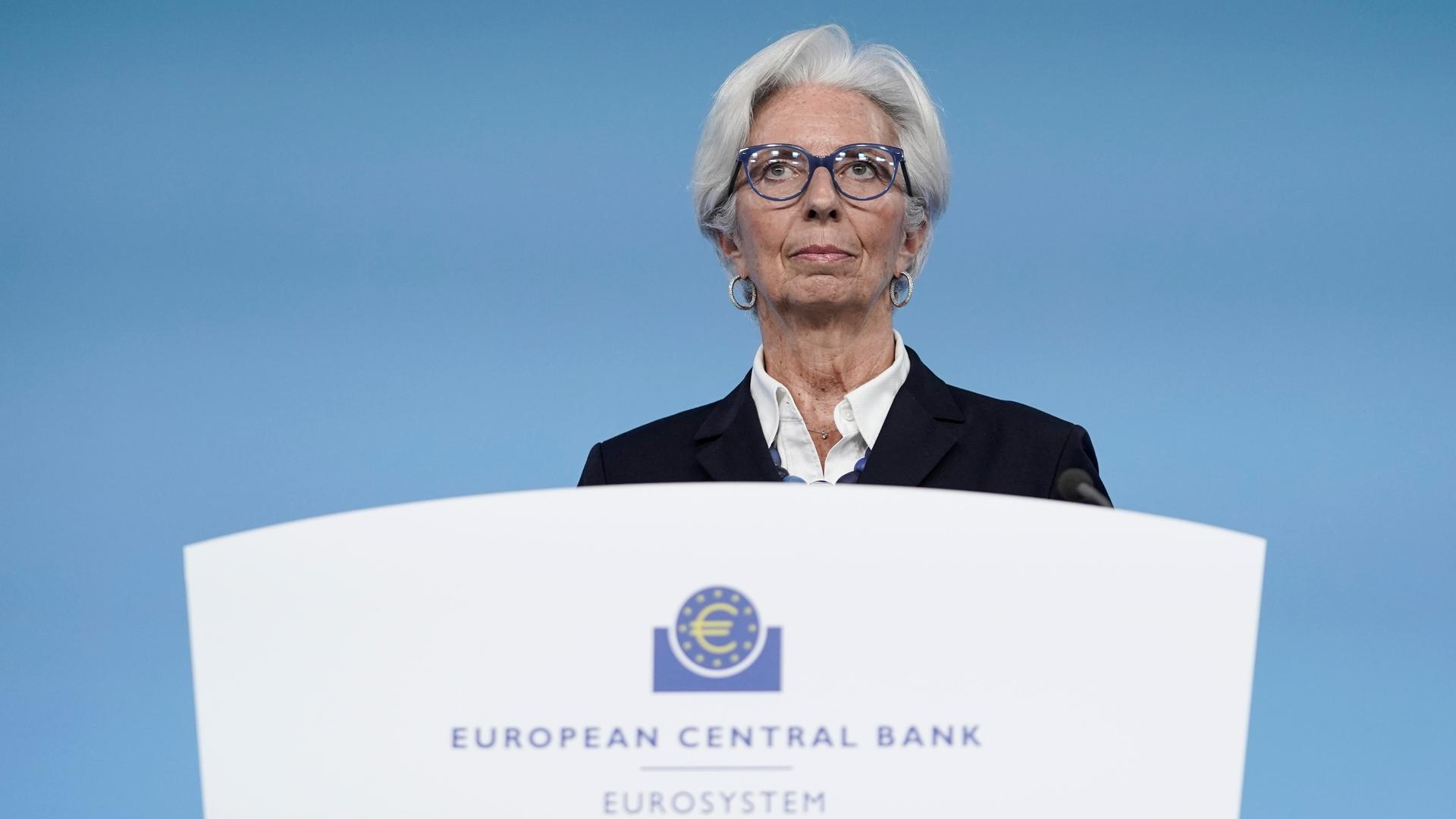 Christine Lagarde steht an einem Redepult, auf der in englisch der Schriftzug der Europäischen Zentralbank zu lesen ist.