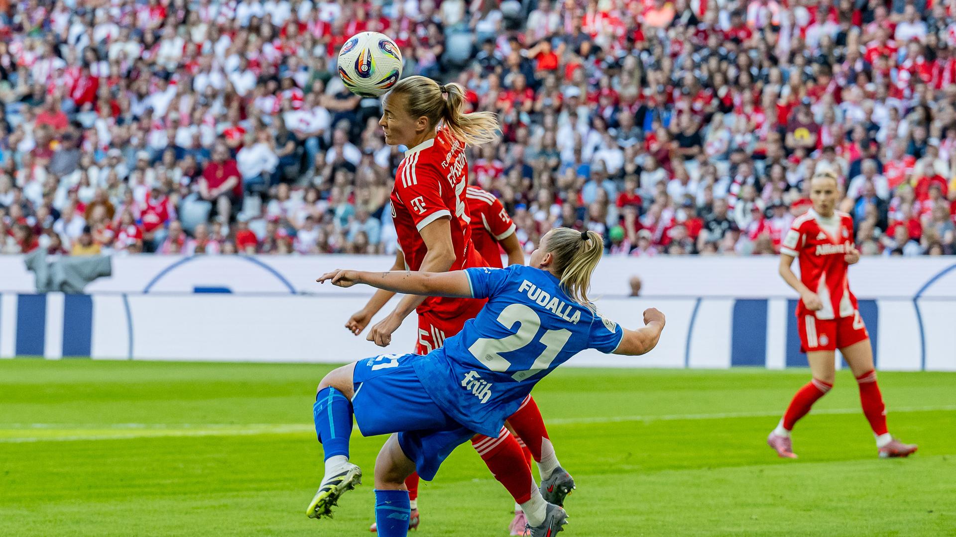 Kopfballduell von Magdalena Eriksson (Bayern) und Vanessa Fudalla (Leverkusen)