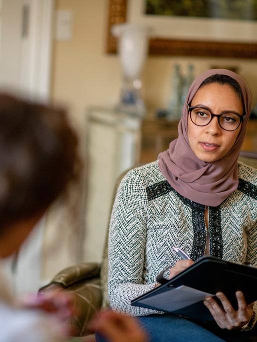 In einer Therapiesitzung berät eine muslimische Ärztin ihre Patientin.