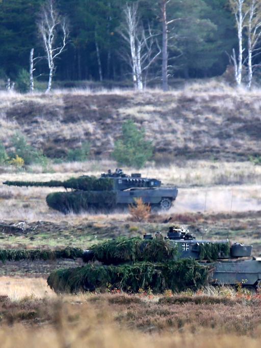 Kampfpanzer Leopard 2 auf dem Truppenübungsplatz Bergen bei einer Gefechtsvorführung