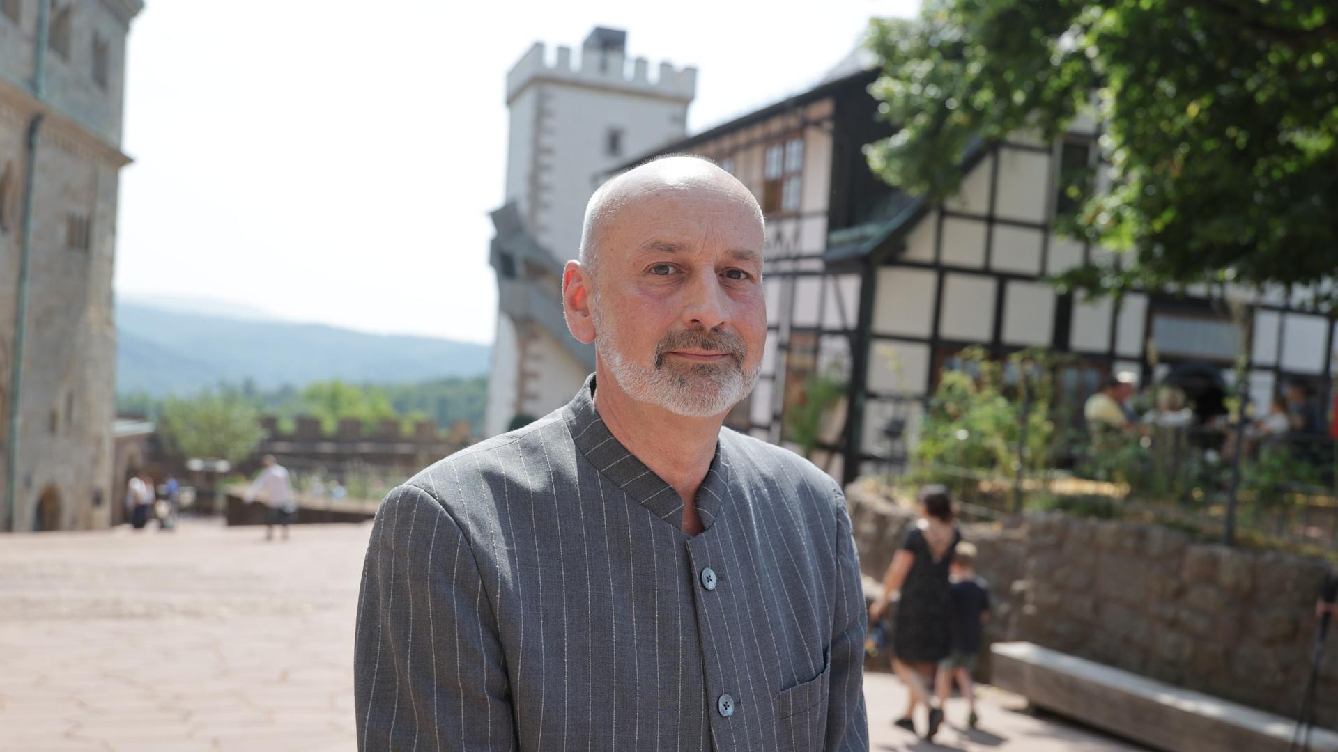 Martin Eberle steht am Rande einer Pressekonferenz zur Vorstellung des neuen Burghauptmanns des Unesco-Welterbes Wartburg im Innenhof der Burg.