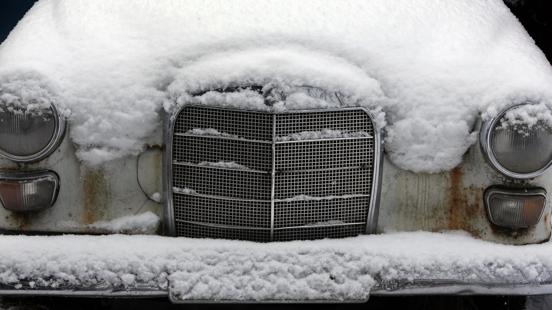 Ein mit Schnee bedeckter Mercedes Heckflosse aus den 1960er Jahren aufgenommen am 20.02.2012 in Illertissen (Bayern).