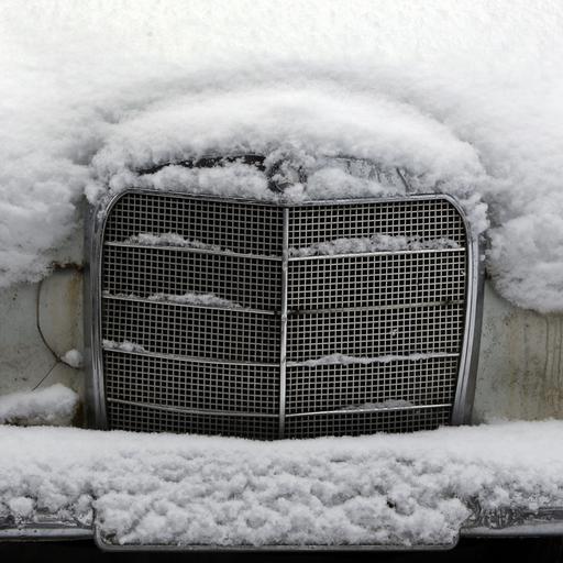 Ein mit Schnee bedeckter Mercedes Heckflosse aus den 1960er Jahren aufgenommen am 20.02.2012 in Illertissen (Bayern).