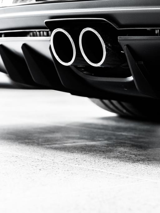 Ansicht eines Hecks eines Porsche 911 GT3 Touring in einem Autohaus mit einem Doppelrohrauspuff