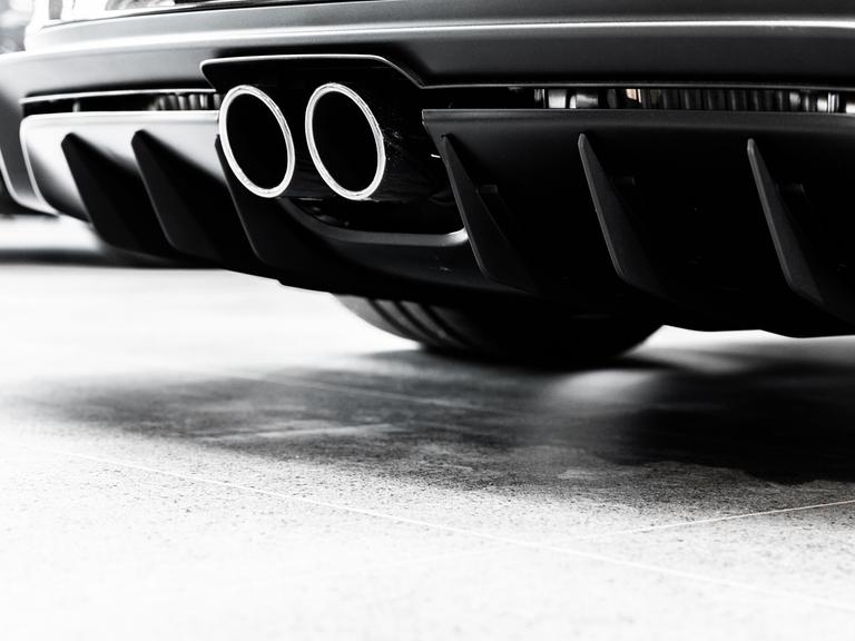 Ansicht eines Hecks eines Porsche 911 GT3 Touring in einem Autohaus mit einem Doppelrohrauspuff