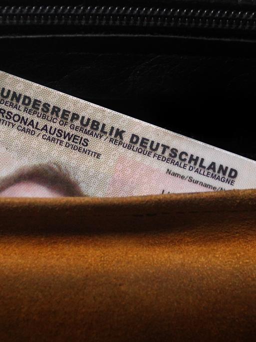 Ein deutscher Personalausweis ragt aus einer Geldbörse