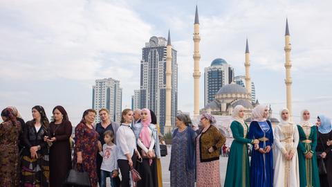 Tschetschenen in feierlicher Kleidung stehen im Stadtzentrum von Grosny vor der Achmat-Kadyrow-Moschee versammelt. 