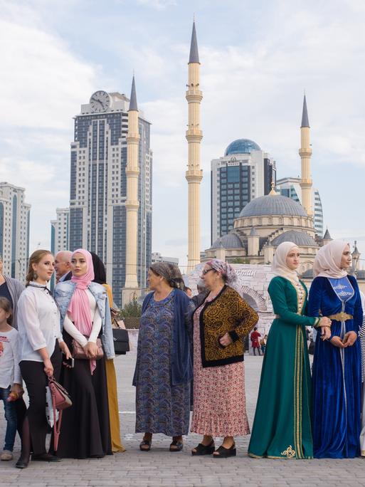 Tschetschenen in feierlicher Kleidung stehen im Stadtzentrum von Grosny vor der Achmat-Kadyrow-Moschee versammelt. 