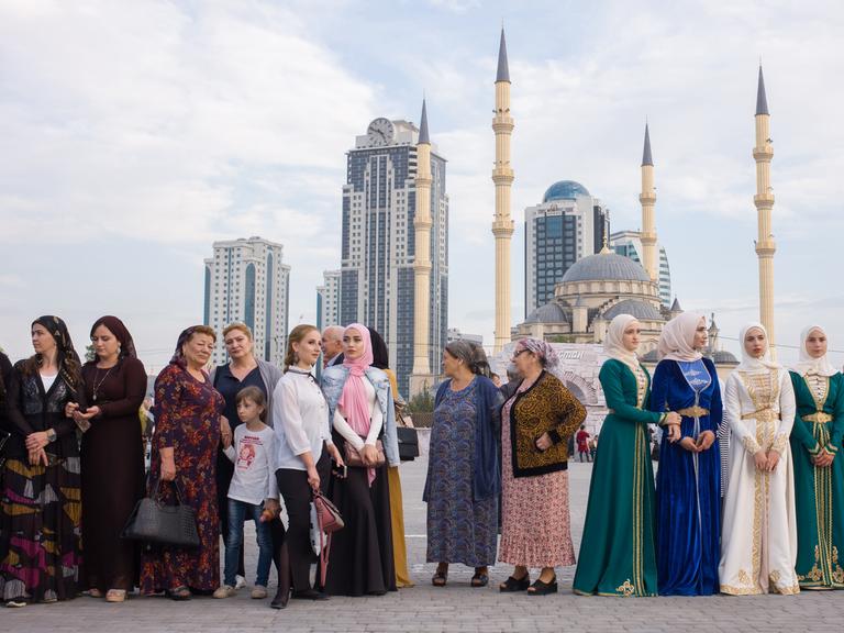 Tschetschenen in feierlicher Kleidung stehen im Stadtzentrum von Grosny vor der Achmat-Kadyrow-Moschee versammelt. 