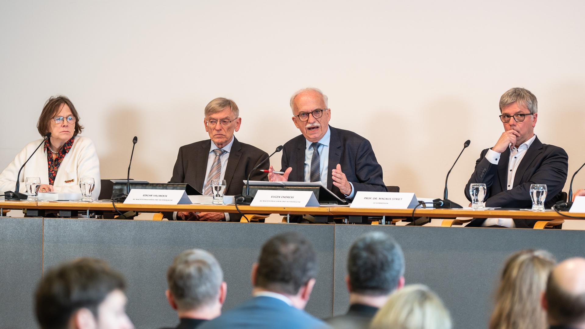 Der Co-Autor des Berichts der Aufarbeitungskommission, Eugen Endress, spricht bei einer Pressekonferenz der Erzdiözese Freiburg zum Umgang mit Missbrauch.