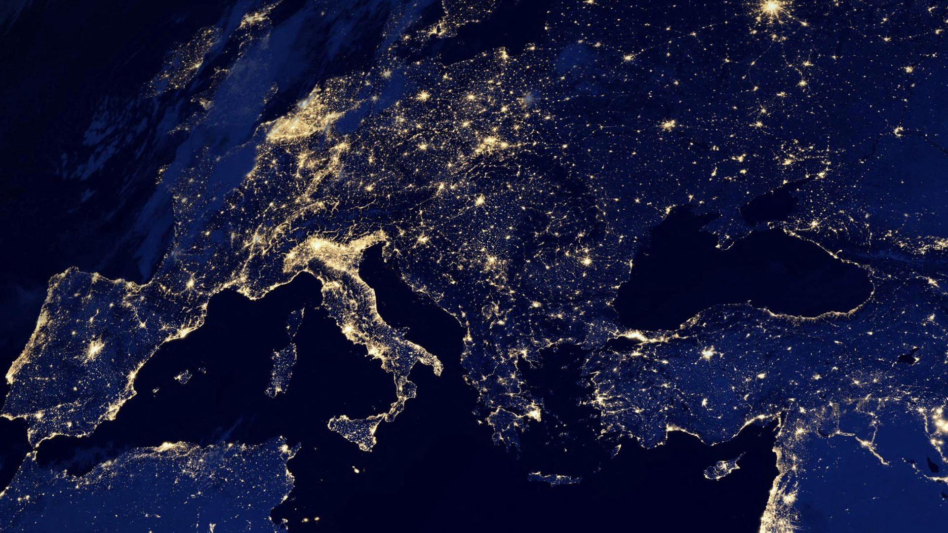 Dieses NASA-Bild, das am 6. Dezember 2012 aufgenommen wurde, zeigt einen neuen globalen Blick auf die Lichter der Städte in Teilen Europas bei Nacht in einem Kompositbild, das aus Daten des Satelliten Suomi National Polar-orbiting Partnership (Suomi NPP) zusammengestellt wurde.