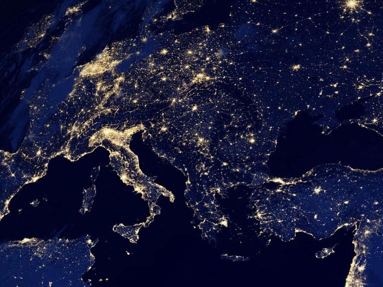 Dieses NASA-Bild, das am 6. Dezember 2012 aufgenommen wurde, zeigt einen neuen globalen Blick auf die Lichter der Städte in Teilen Europas bei Nacht in einem Kompositbild, das aus Daten des Satelliten Suomi National Polar-orbiting Partnership (Suomi NPP) zusammengestellt wurde.