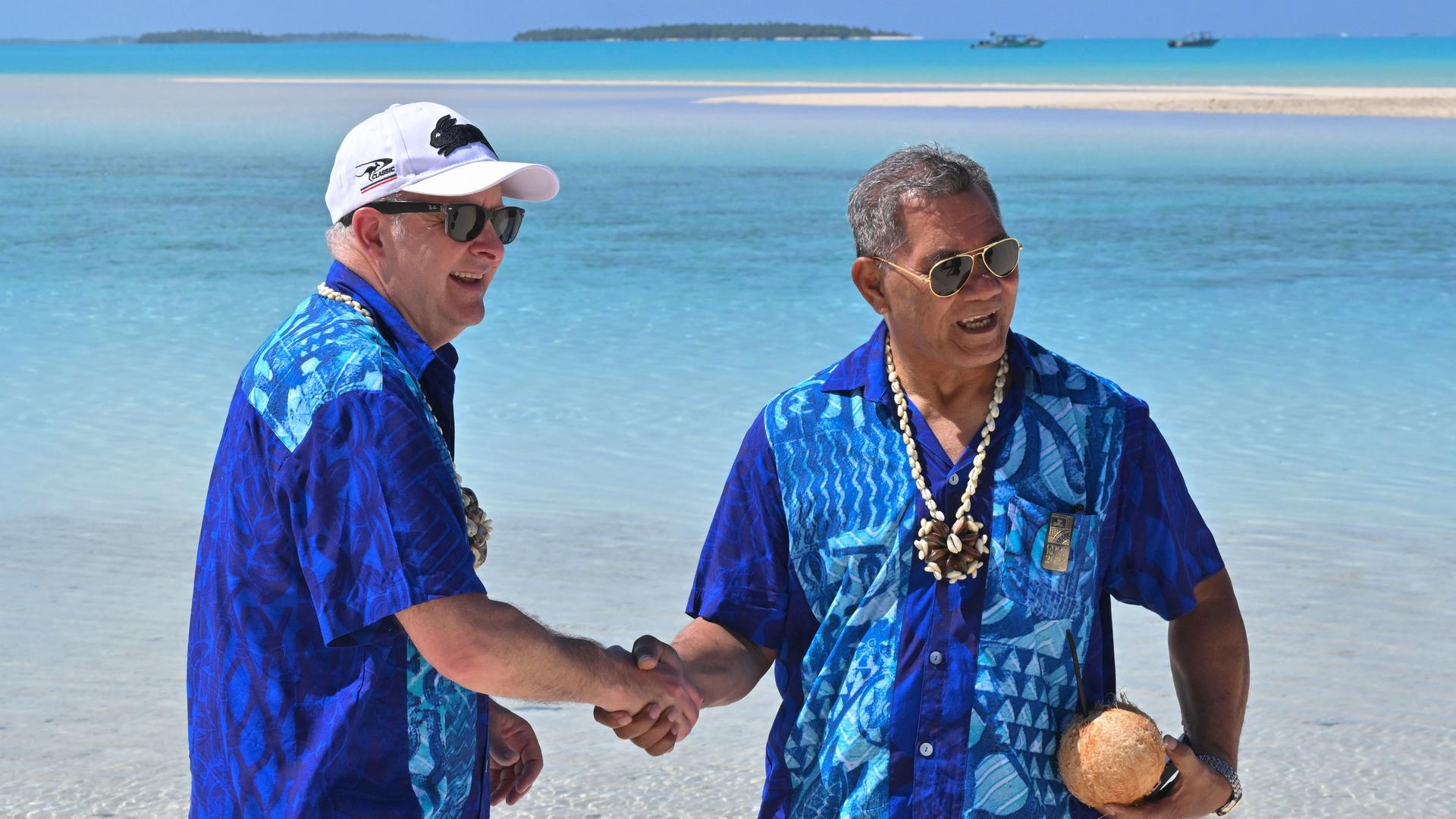 Cookinseln, Aitutaki: Anthony Albanese (l), Premierminister von Australien, und Kausea Natano, Premierminister von Tuvalu, schütteln sich auf One Foot Island die Hände, nachdem sie an der Klausurtagung der Staats- und Regierungschefs während des Pazifik-Insel-Forums in Aitutaki, Cookinseln, teilgenommen haben.