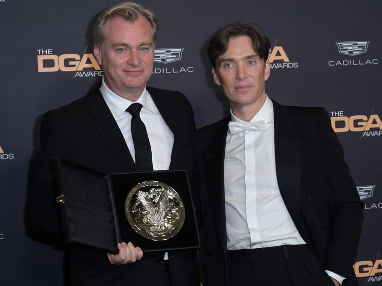 "Oppenheimer"-Regisseur Christopher Nolan mit dem Hauptdarsteller des Films, Cillian Murphy, bei der Preisverleihung der Directors Guild Awards, wo der Film gewann.