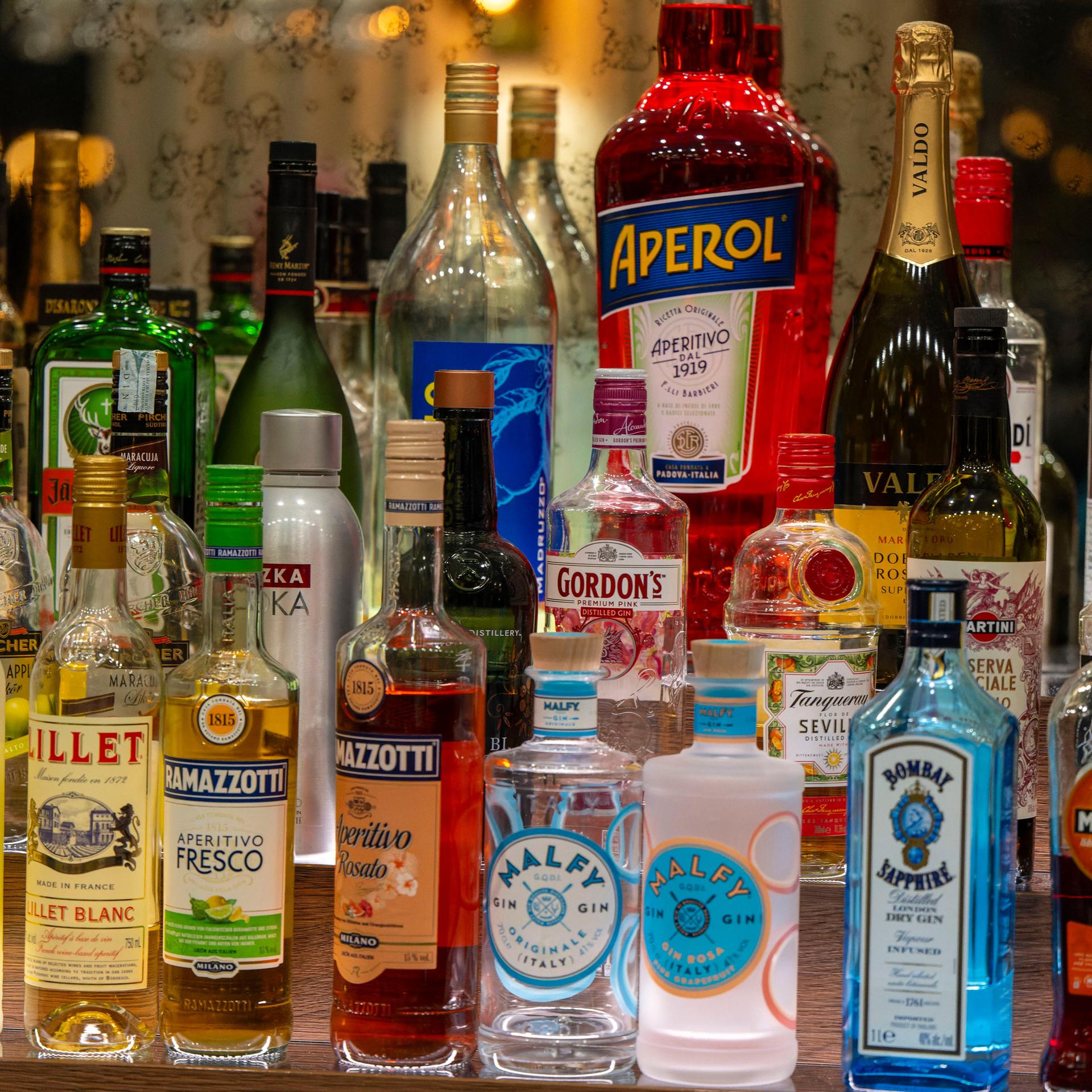 Schnaps-Flaschen in einer Bar.