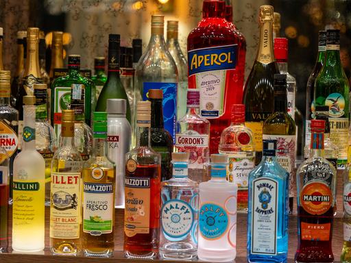 Schnaps-Flaschen in einer Bar.