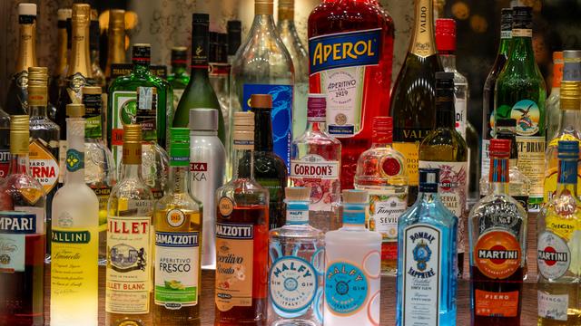 Schnaps-Flaschen in einer Bar.