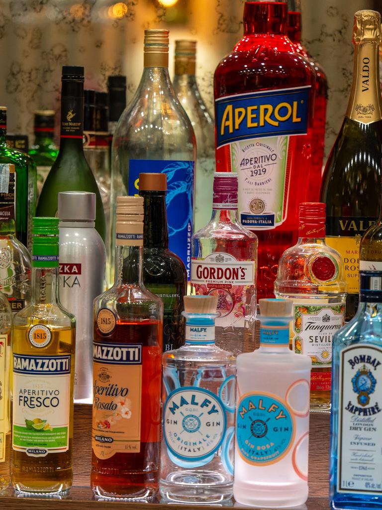 Schnaps-Flaschen in einer Bar.