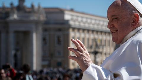 Papst Franziskus lächelt und winkt während seiner wöchentlichen Generalaudienz auf dem Petersplatz im Vatikan im März 2024