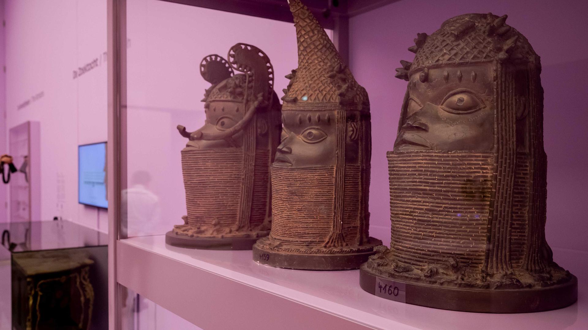 Abgüsse der Benin-Bronzen, religiöser und königlicher Skulpturen aus Benin (heute Nigeria) während der Besichtigung der Ausstellung Raubkunst 10 Geschichten. 