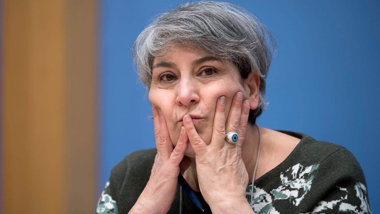 Die Künstlerin Parastou Forouhar hat den Kopf auf die Hände gestützt und schaut nachdenklich.