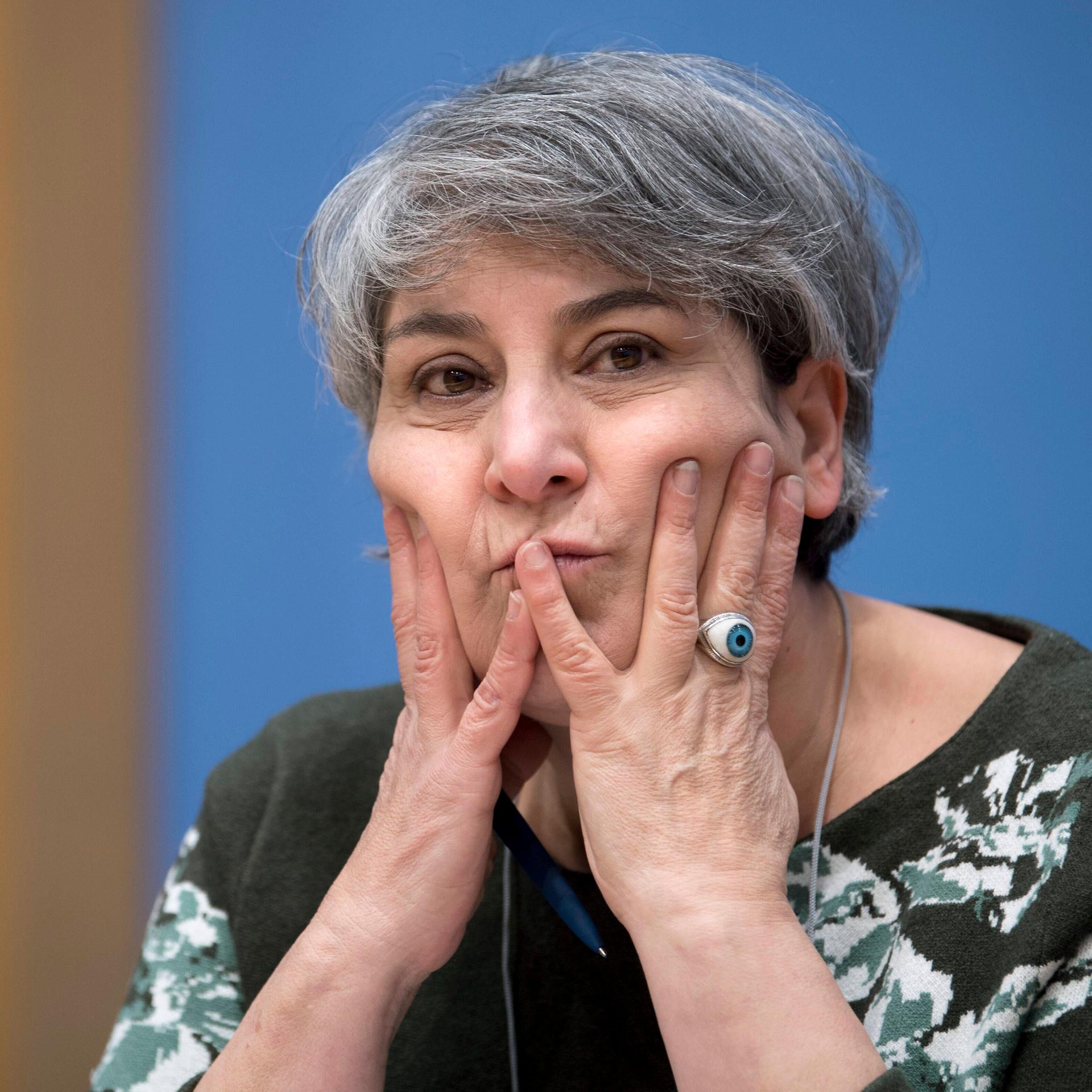 Die Künstlerin Parastou Forouhar während der Bundespressekonferenz zum Thema Menschenrechtslage im Iran am Tag der Internationalen Menschenrechte in Berlin 2020