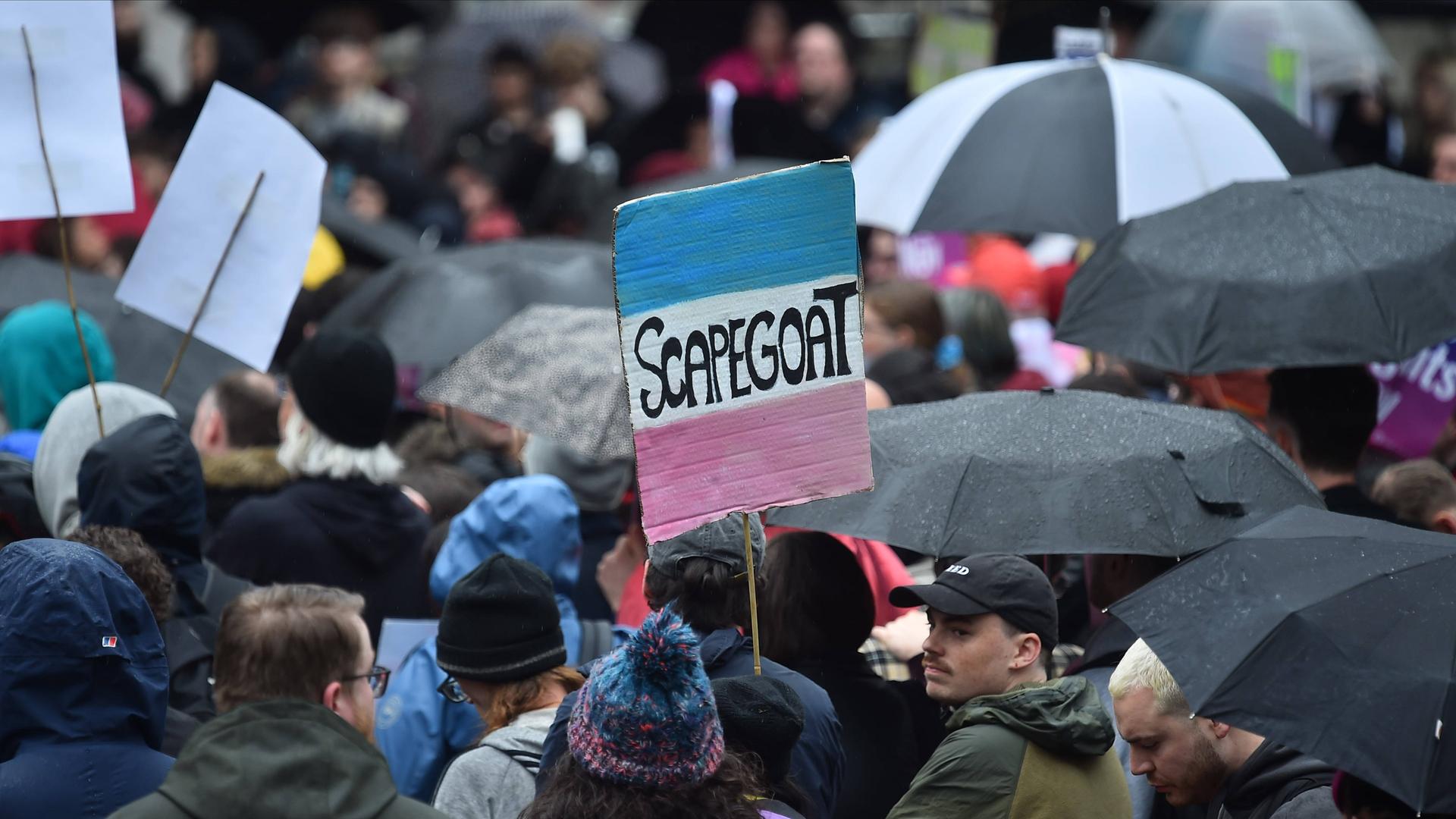 Ein Scapegoat/Sündenbock-Plakat bei einer Demonstration in Manchester.