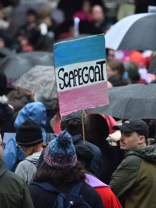 Ein Scapegoat/Sündenbock-Plakat bei einer Demonstration in Manchester.