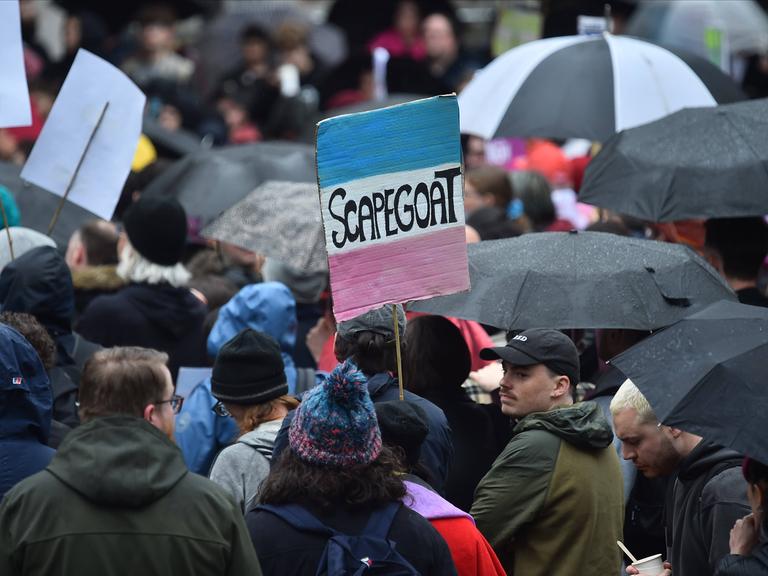 Ein Scapegoat/Sündenbock-Plakat bei einer Demonstration in Manchester.