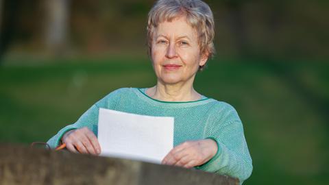 Schriftstellerin Ulrike Draesner bei einem Fototermin vor der Lesung der Nominierten in der Kategorie Belletristik im Literarisches Colloquium Berlin e. V. Am 27. April 2023 wird der Preis der Leipziger Buchmesse 2023 vergeben.