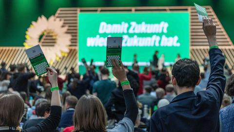 51. Bundesdelegiertenkonferenz von Bündnis 90/Die Grünen am 29.11.2025 in der Messe Hannover: Die Delegierten stimmen ab, indem sie Zettel in die Höhe halten. 