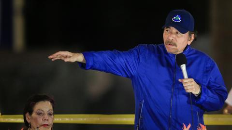 Nicaraguas Präsident Daniel Ortega mit blauer Jacke und Mütze neben seiner Frau