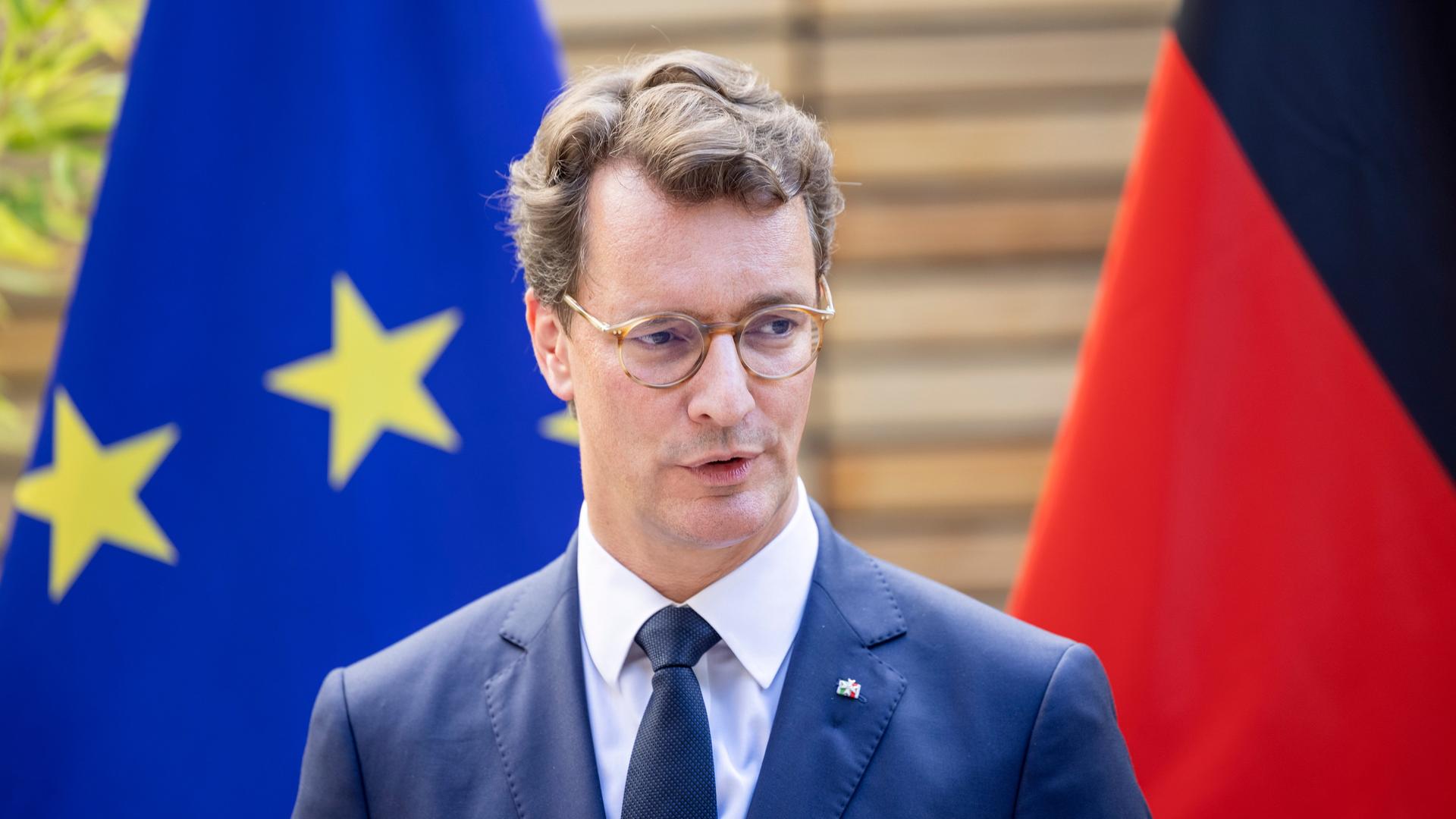 Hendrik Wüst (CDU), Ministerpräsident von Nordrhein-Westfalen, spricht bei einem Statement in der Vertretung des Landes Niedersachsen bei der Europäischen Union in Brüssel.