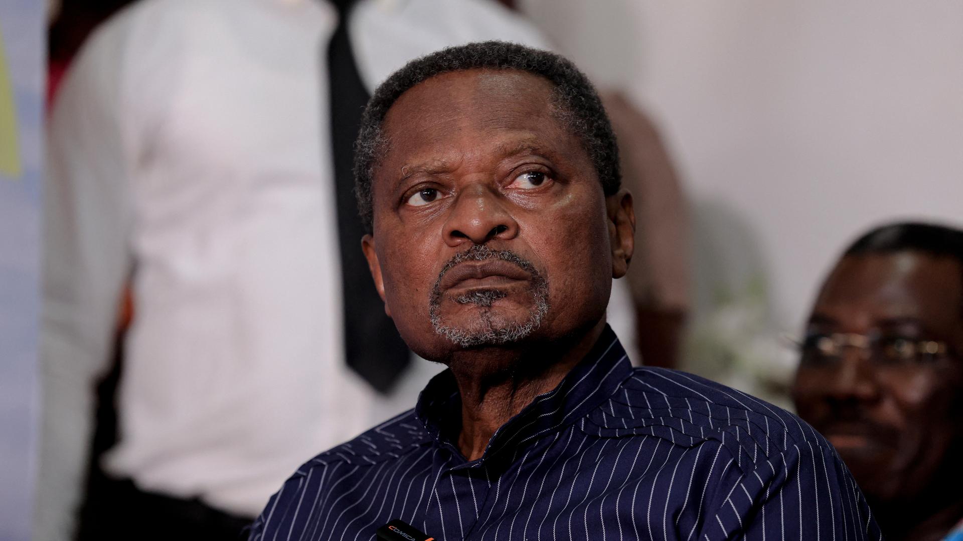 Anicet Ekane blickt an der Kamera vorbei. Anicet Ekane blickt an der Kamera vorbei.