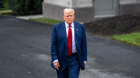 US-Präsident Donald Trump geht zu einem Pressetermin im Weißen Haus.