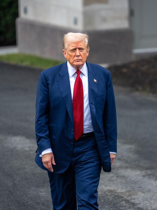 US-Präsident Donald Trump geht zu einem Pressetermin im Weißen Haus.