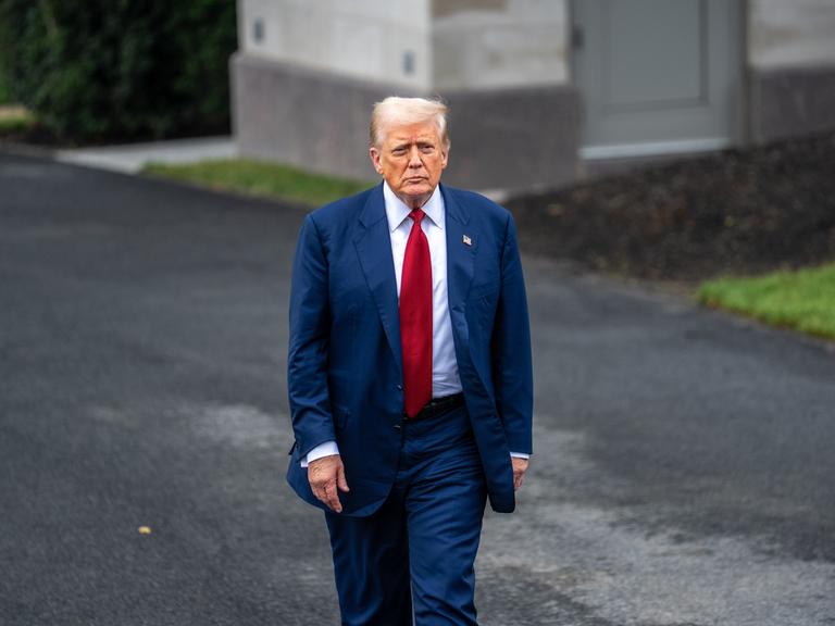 US-Präsident Donald Trump geht zu einem Pressetermin im Weißen Haus.