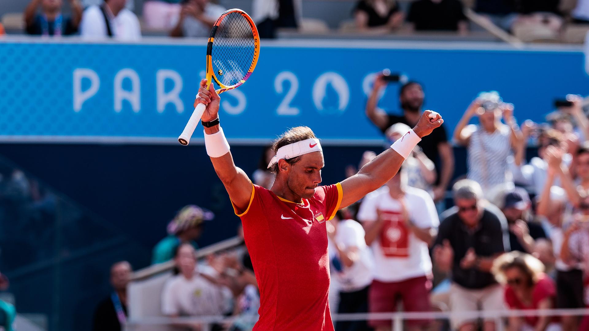 Rafael Nadal steht auf einem Tennisplatz und jubelt.