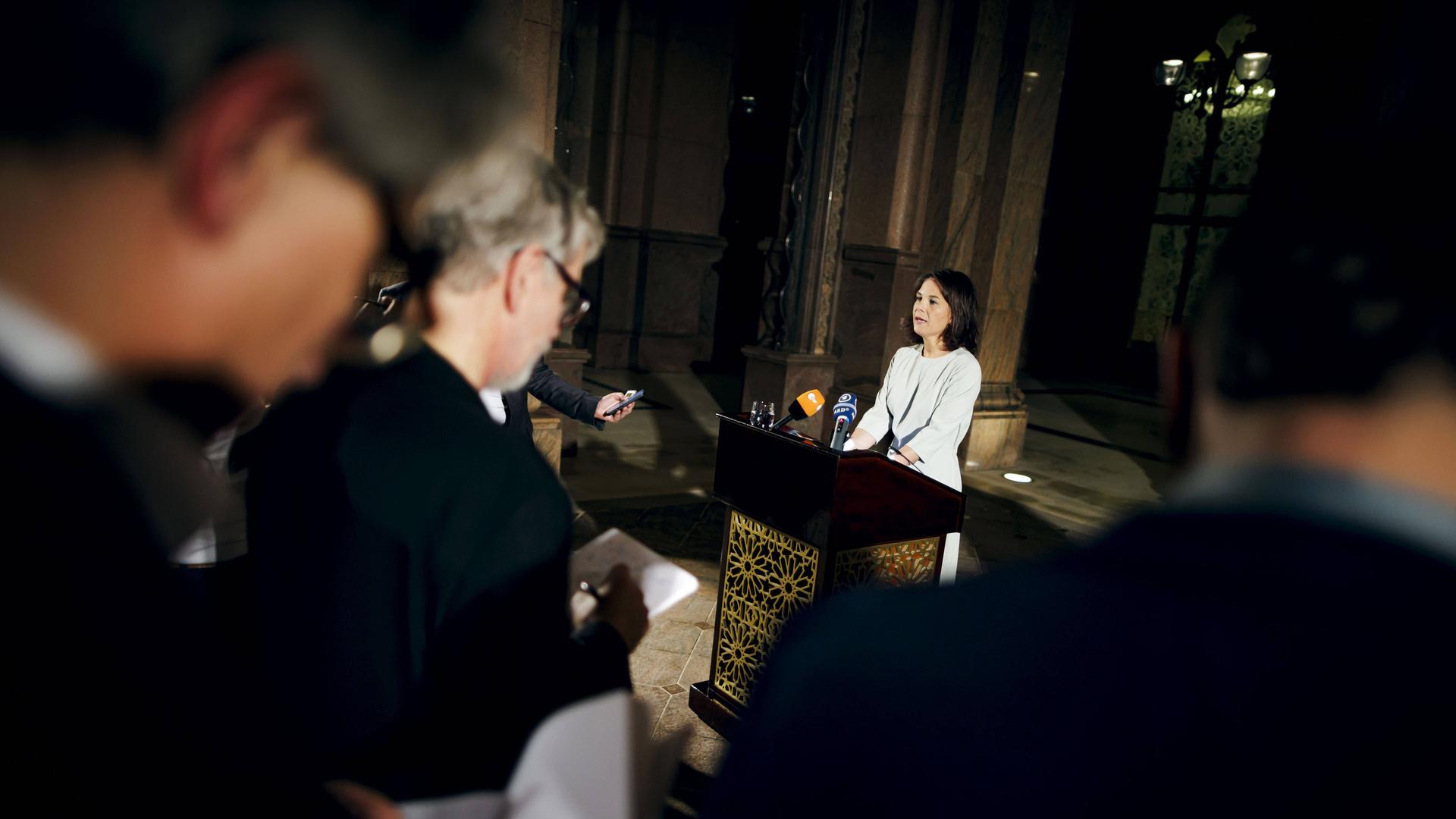 Das Foto zeigt Bundesaußenministerin Annalena Baerbock bei einem Pressestatement in Abu Dhabi.